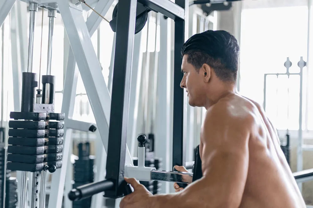Os 8 melhores equipamentos de academia para costas
