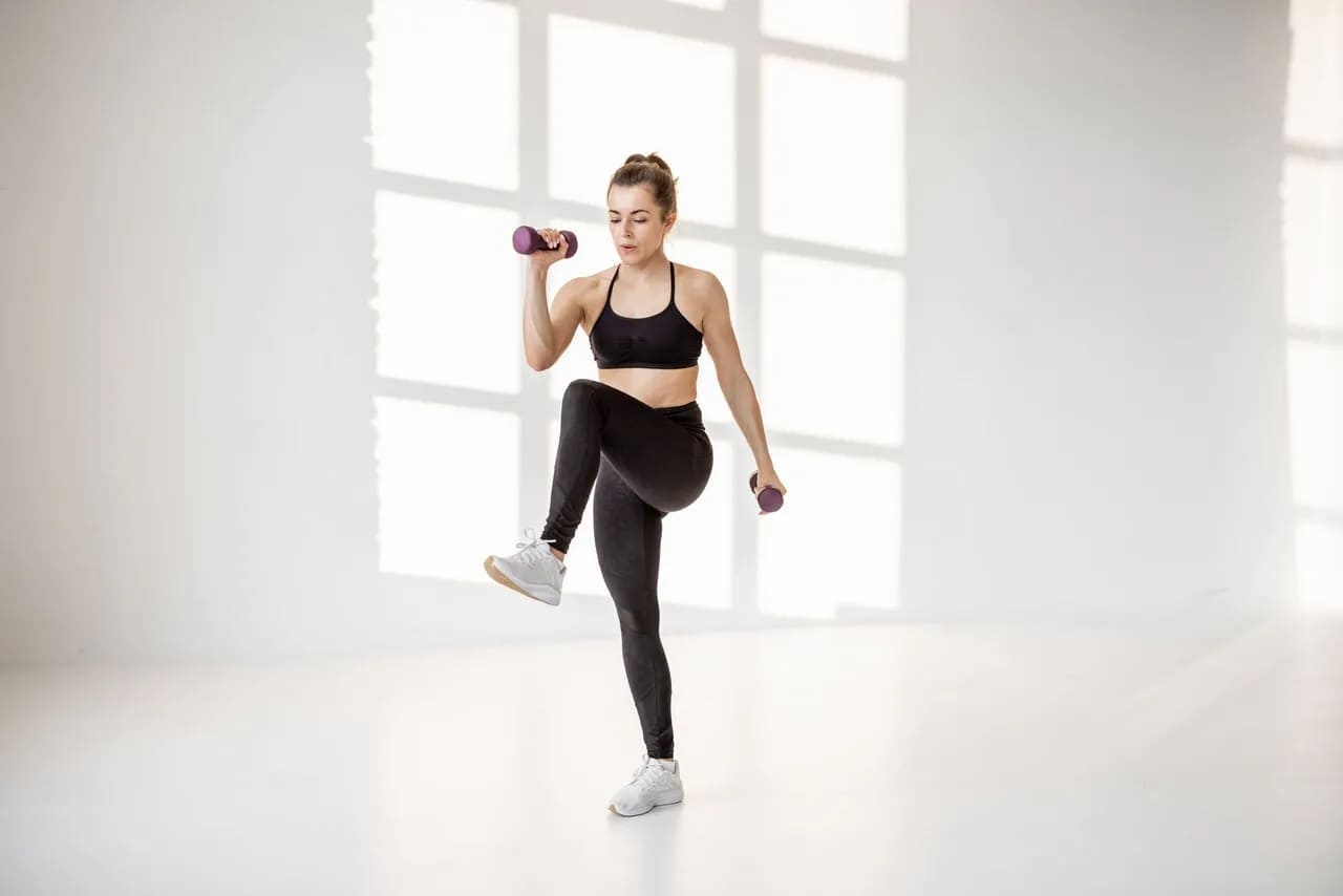 Treino em casa com halteres: 10 exercícios para todo o corpo
