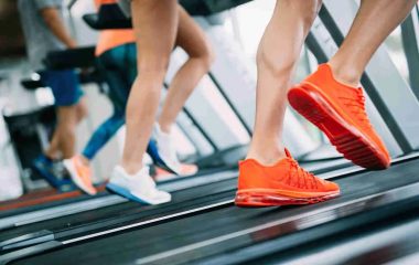 Caminhar ou pular corda: qual é a melhor opção para o cardio?