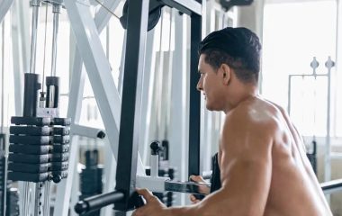 Os 8 melhores equipamentos de academia para costas